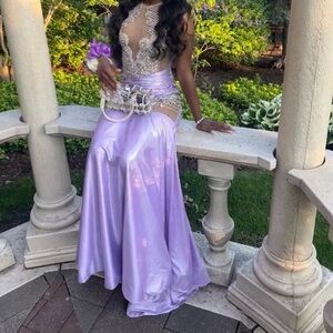 Elegant Lavender Evening Gown With Appliqué